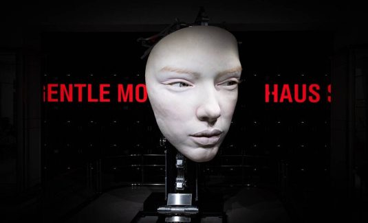 a white mannequin’s head with a red sign in the background seamless handoff, human agent, chatbot transition